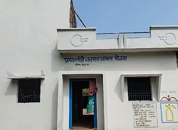 क्या छत्तीसगढ़ की कमार महिला को पीएम मोदी के हाथों मिला पक्का घर?