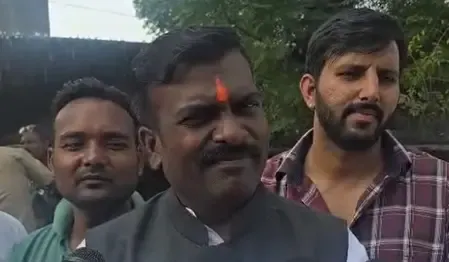 छत्तीसगढ़: सूरजपुर में शव सड़क पर रखकर ग्रामीणों का प्रदर्शन, हत्यारोपियों को गिरफ्तार करने की मांग
