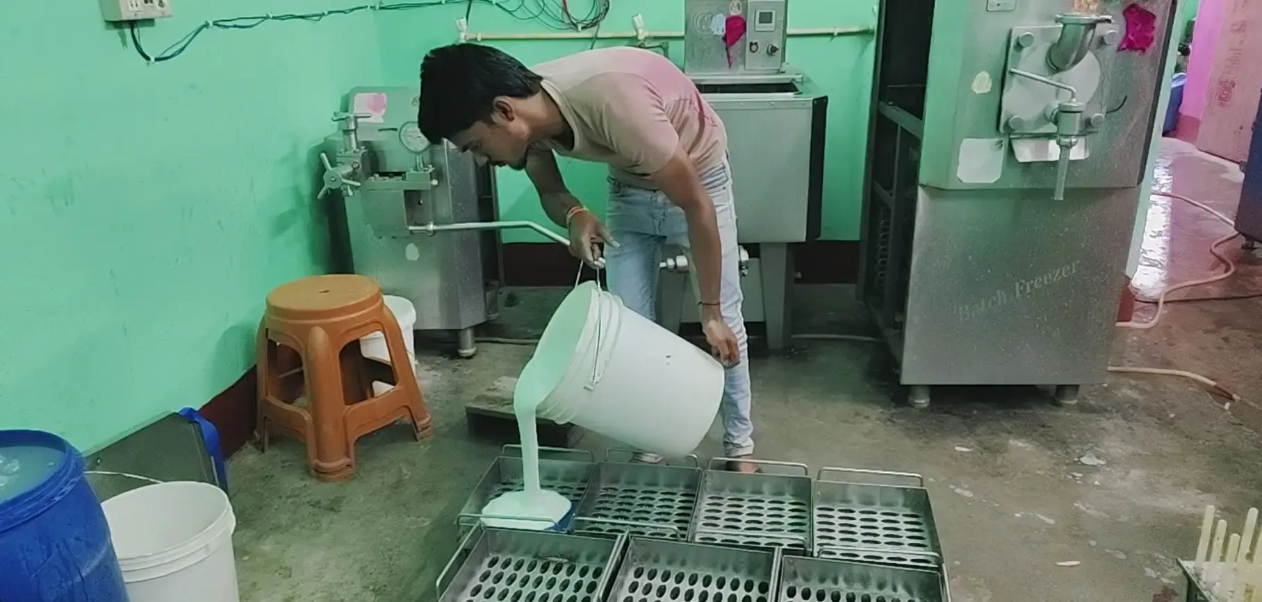 छोटी दुकान से खुद की आइसक्रीम फैक्ट्री: पीएमएफएमई योजना ने अरविंद की किस्मत बदल दी