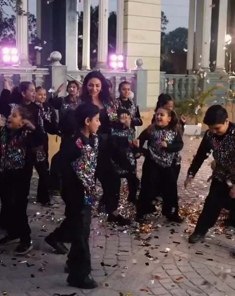 नीरू बाजवा ने बच्चों के साथ 'जवाक' के सेट पर की मस्ती, देखें मजेदार वीडियो