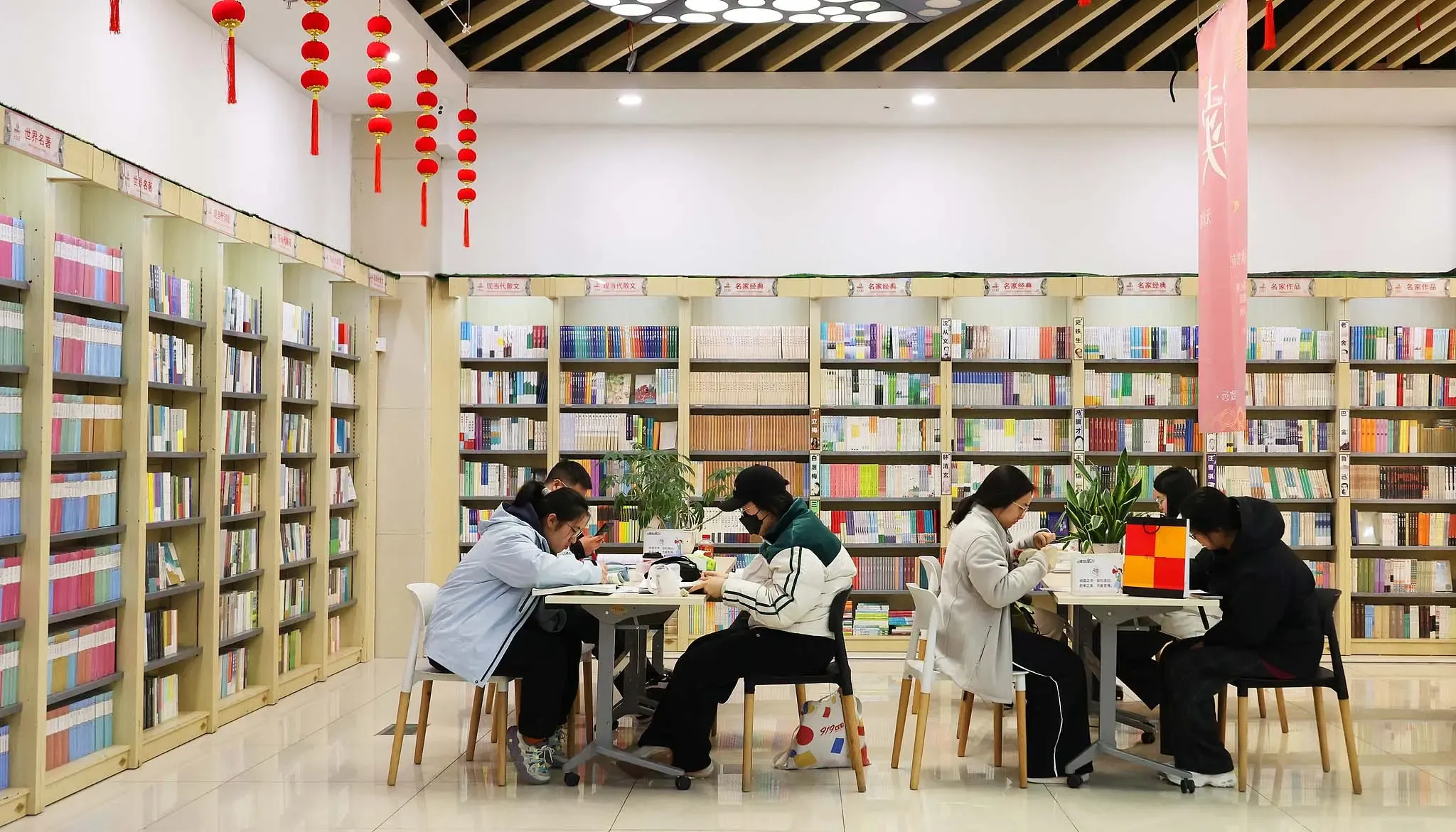 छ्योशी पत्रिका के 8वें अंक में शी चिनफिंग का लेख: पठन को बढ़ावा देने की अपील