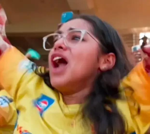 एमए चिदंबरम स्टेडियम में धोनी के नाम की गूंज, महिला फैन हुईं भावुक