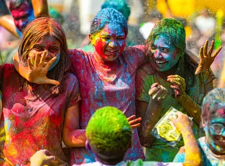 Chief Ministers Nationwide Share Holi Greetings, Highlighting Unity and Prosperity