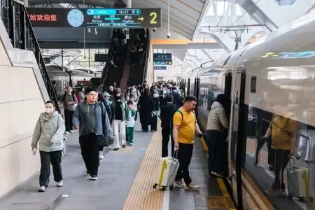 चीन में बड़ी संख्या में यात्रियों ने की रेलवे से यात्रा