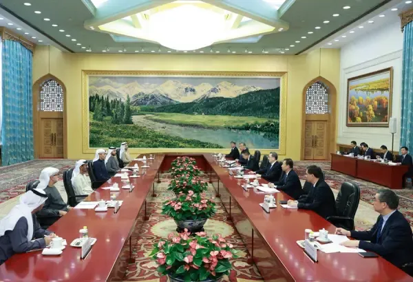 चीन और यूएई संबंधों को मजबूत करने पर तिंग श्वेएश्यांग की खालदून खलीफा अल मुबारक के साथ बैठक