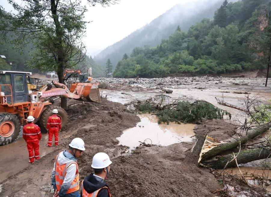 How is China Responding to the Missing Persons After Gansu Mountain Floods?