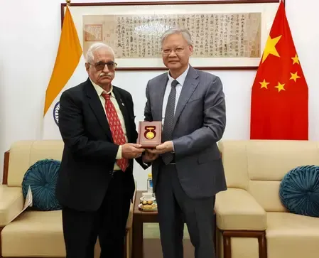चीनी राजदूत ने भारतीय मित्र को 'जापानी अतिक्रमण विरोधी युद्ध विजय की 80वीं वर्षगांठ' का स्मारक पदक दिया