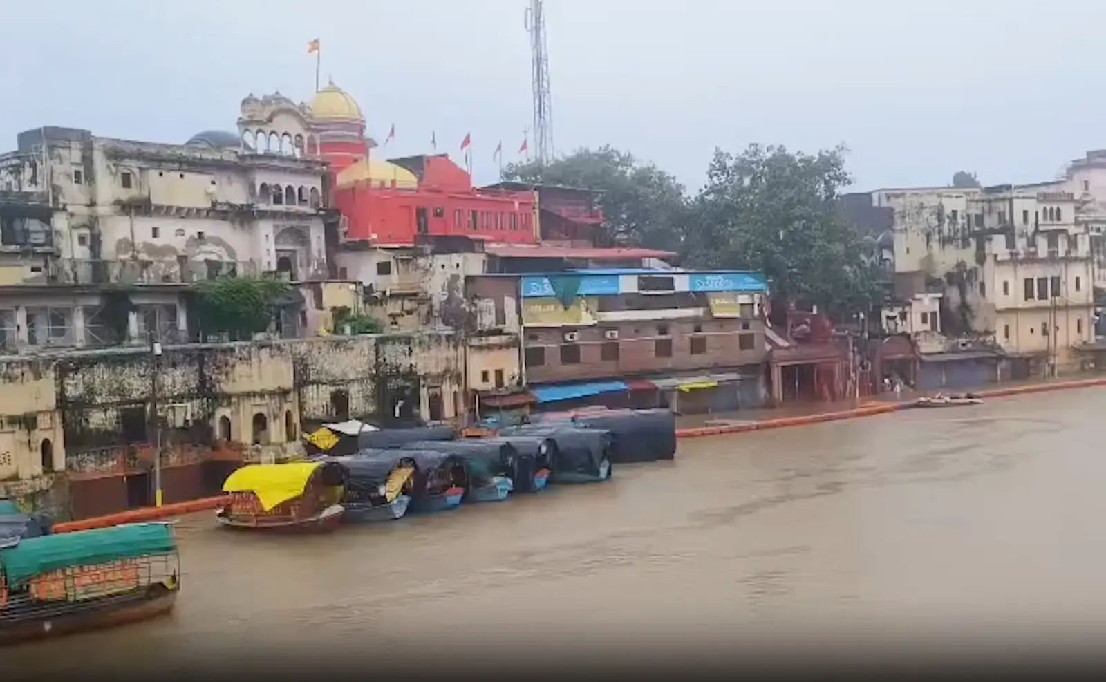 चित्रकूट में मंदाकिनी नदी का जलस्तर बढ़ा, रामघाट की दुकानें-मंदिर डूबे; स्कूल-कॉलेज बंद