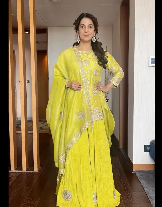 क्या चुलबुली एक्ट्रेस जूही चावला की लव स्टोरी है बेहद दिलचस्प?