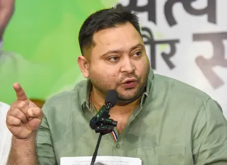चुनाव आयोग के मतदाता पुनरीक्षण पर तेजस्वी यादव का तंज, भाजपा ने भी किया पलटवार