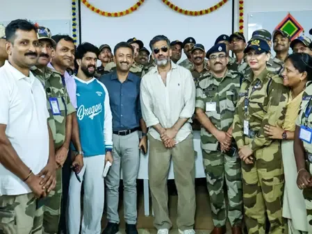 सीआईएसएफ जवानों से मिले सुनील शेट्टी, देश के प्रति समर्पण और हार्डवर्क को लेकर की बात