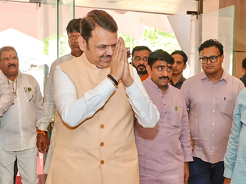 Maharashtra CM Grants Municipalities Authority to Tackle Plastic Flower Markets
