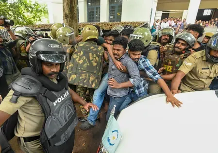 What Happened During the SFI Protest at Kerala University Headquarters?