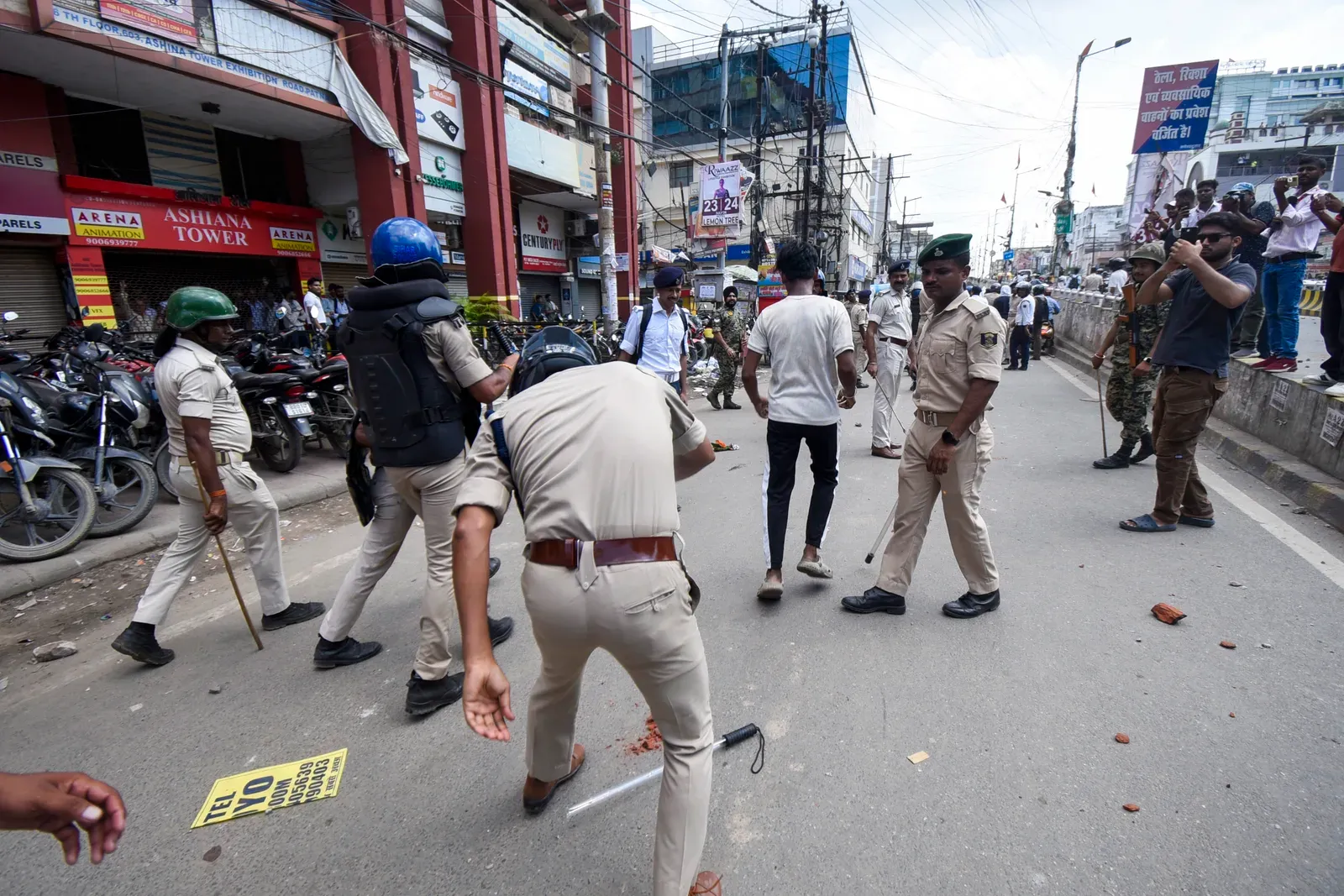 Bihar Bandh clashes in Siwan: lathi-charge, stone-pelting, firing claims