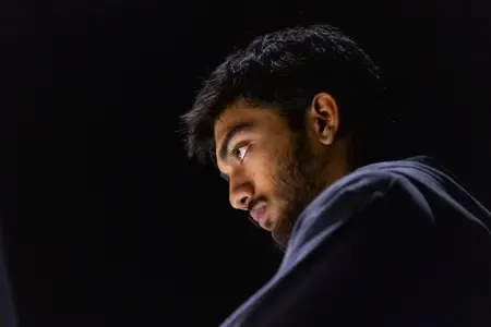 क्लच शतरंज चैंपियन शोडाउन : गुकेश अंतिम स्थान पर खिसके, कार्लसन ने बनाई बढ़त 