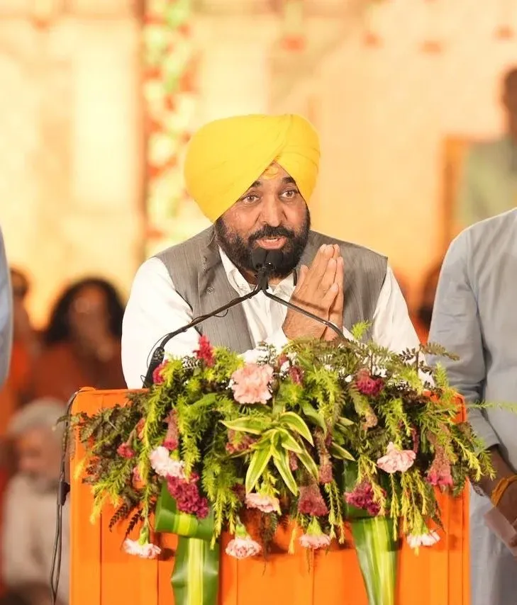 CM Bhagwant Mann joins Kejriwal at Pathankot Shiv event