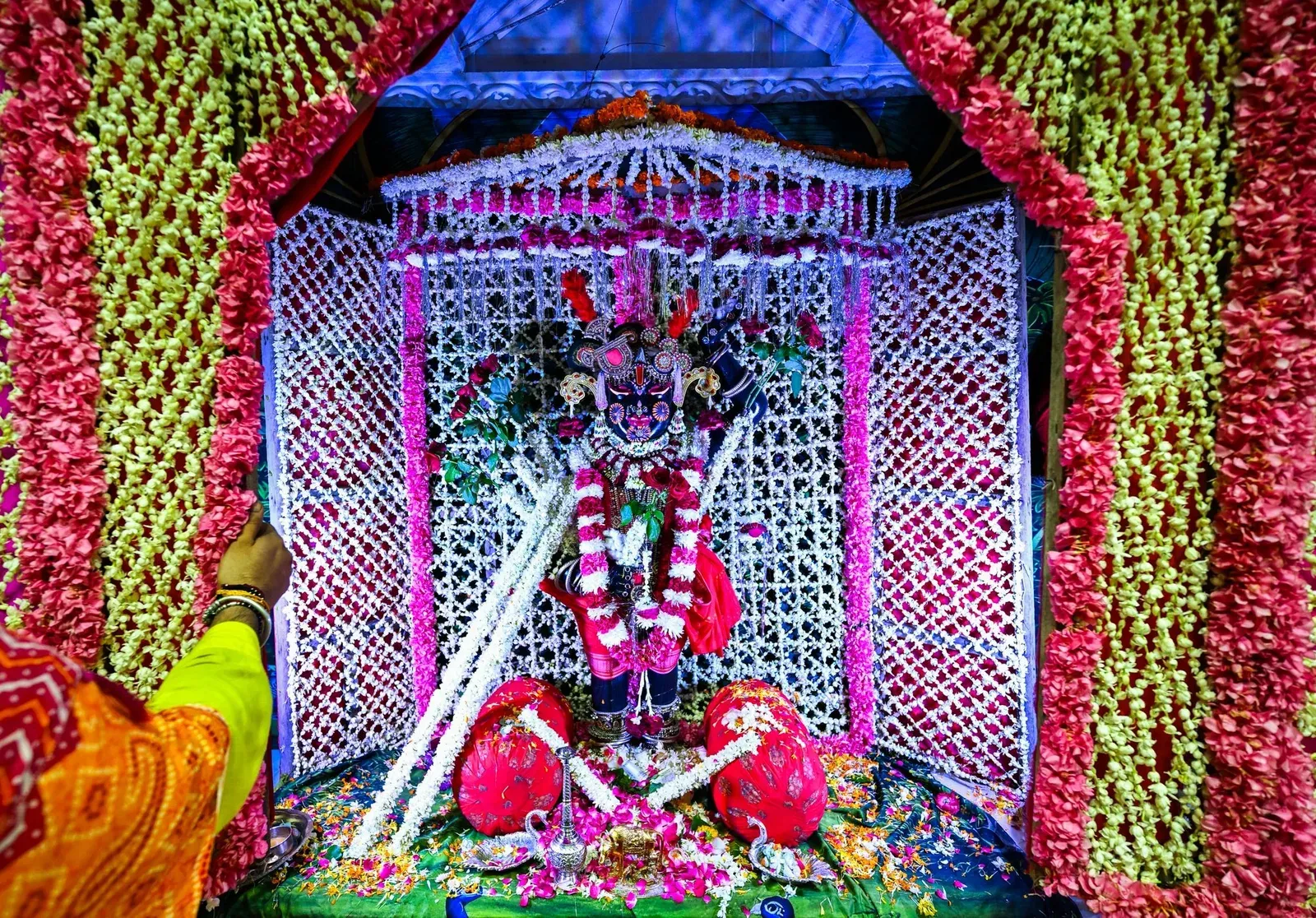 CM Bhajan Lal Sharma offers prayers at Nathdwara's Shrinathji Temple