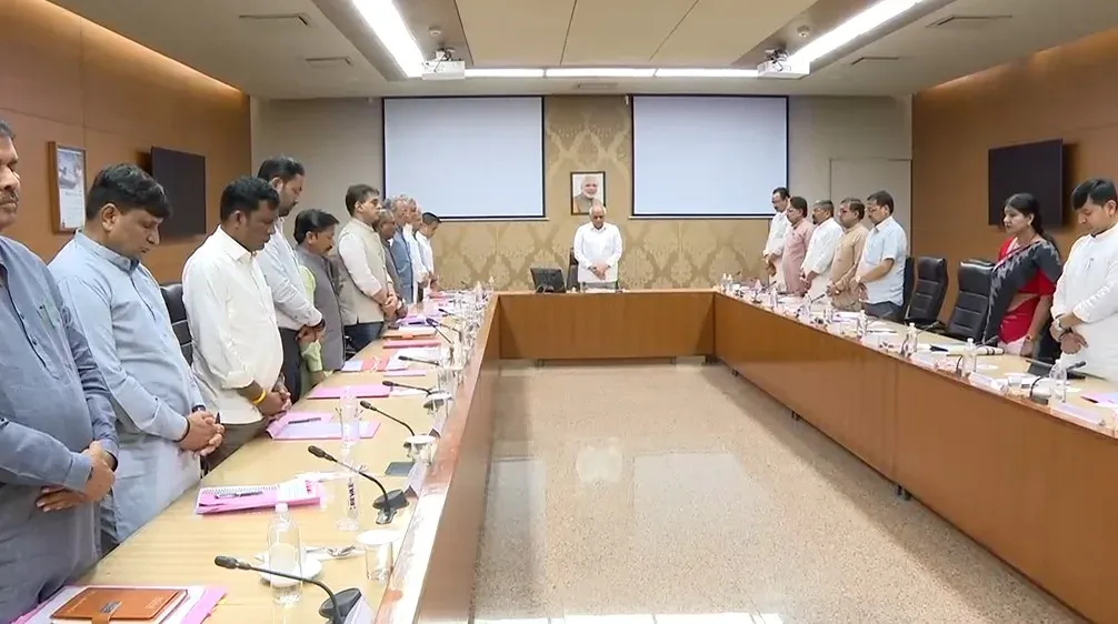 गुजरात कैबिनेट में योगेश पटेल को श्रद्धांजलि, सीएम भूपेंद्र पटेल समेत मंत्रियों ने रखा दो मिनट का मौन