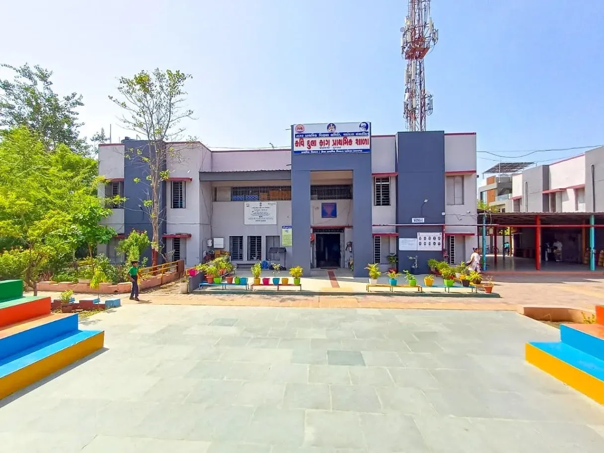 CM Bhupendra Patel Hails Vadodara Govt School With 'Admission Full' Board