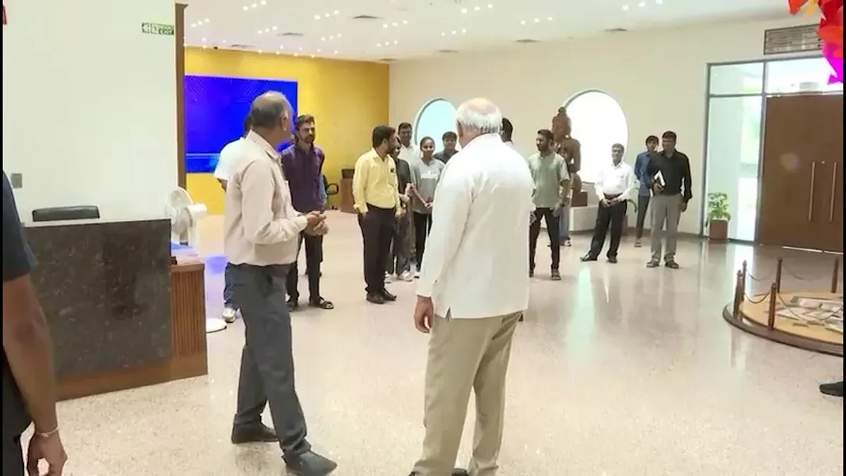 CM Bhupendra Patel meets citizens at Swarnim Sankul-1