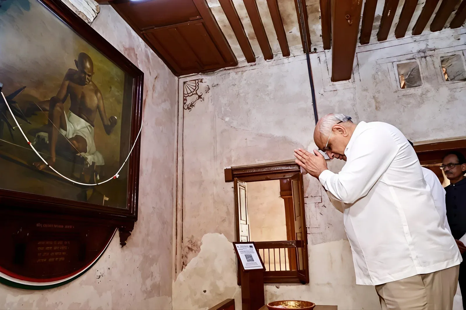 CM Bhupendra Patel pays tribute to Gandhi at Porbandar birthplace