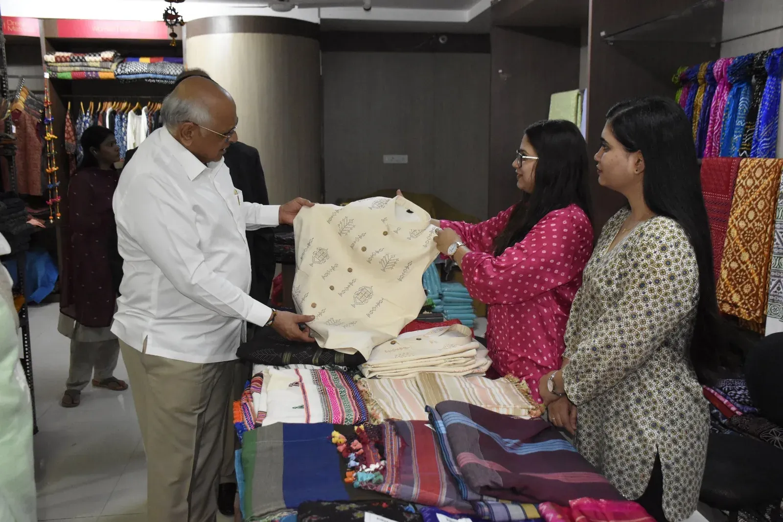 CM Bhupendra Patel shops at Garvi Gurjari on National Handloom Day