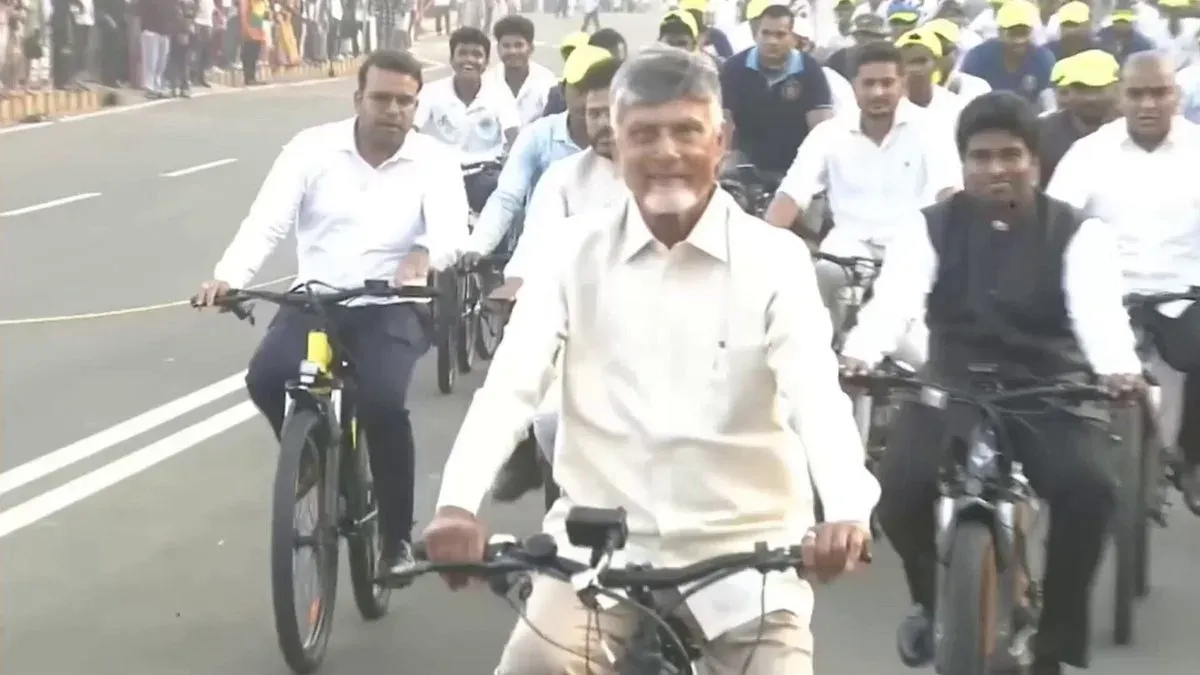 CM Chandrababu Naidu Cycles Through Visakhapatnam With Ministers