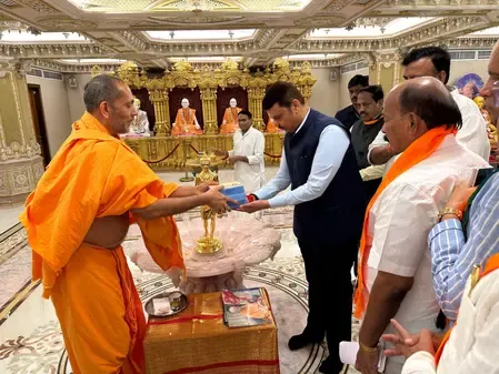 सीएम देवेंद्र फडणवीस ने बीएपीएस स्वामीनारायण मंदिर में भगवान नीलकंठ वर्णी की पूजा की
