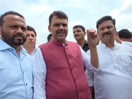सीएम देवेंद्र फडणवीस ने सोलापुर के बाढ़ प्रभावित इलाकों का किया दौरा, किसानों को दिलाया हर संभव मदद का भरोसा