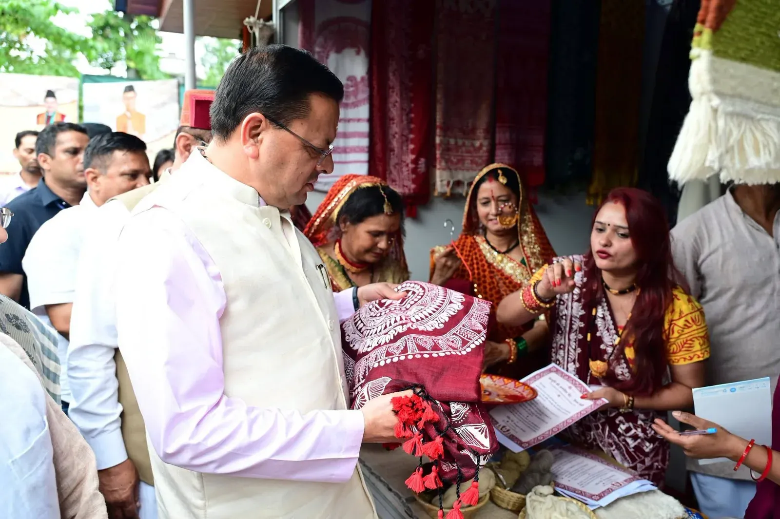 CM Dhami buys nettle-fibre cloth at 12th National Handloom Day