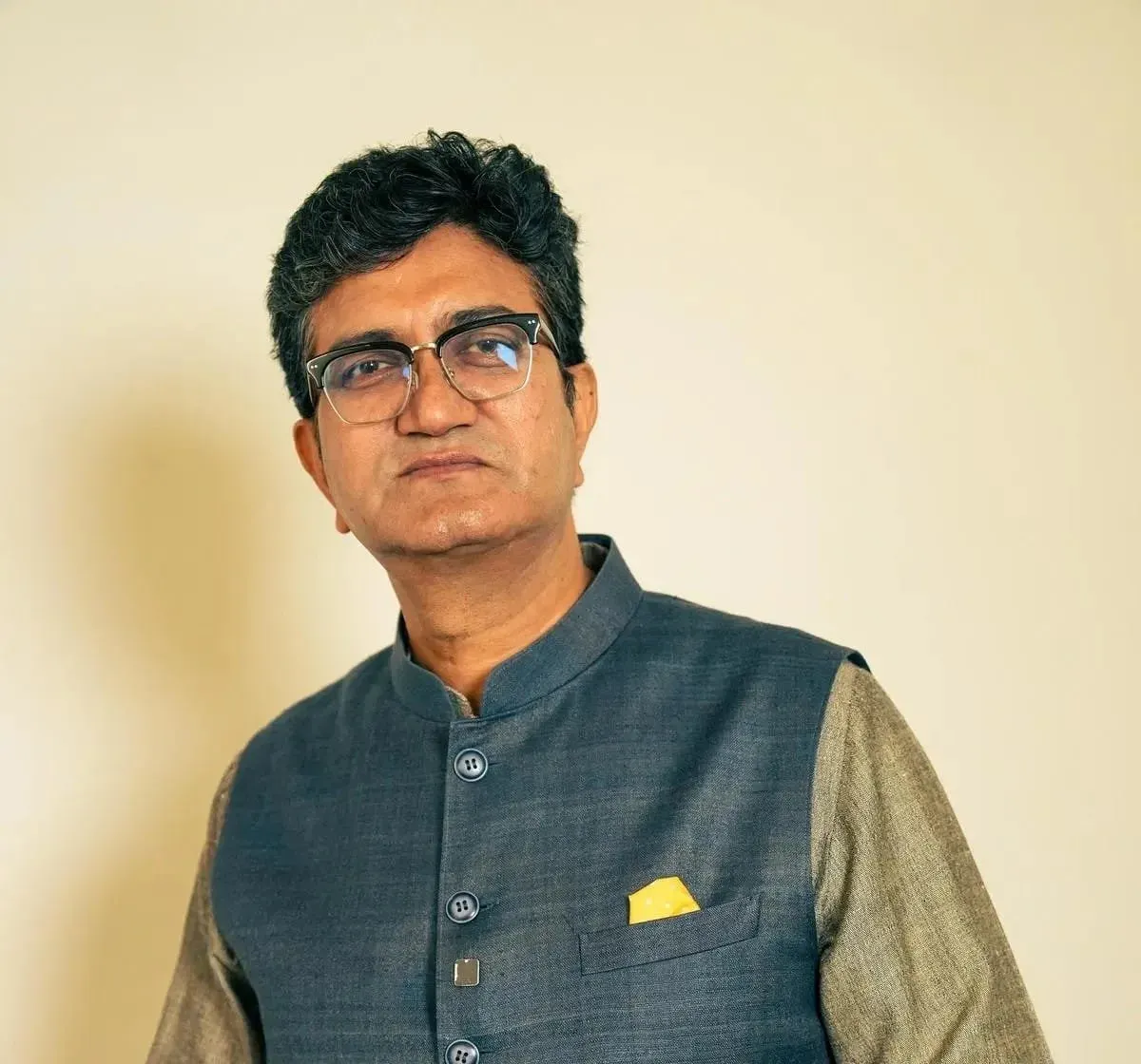 CM Dhami Congratulates Prasoon Joshi on NBT Bhushan Award