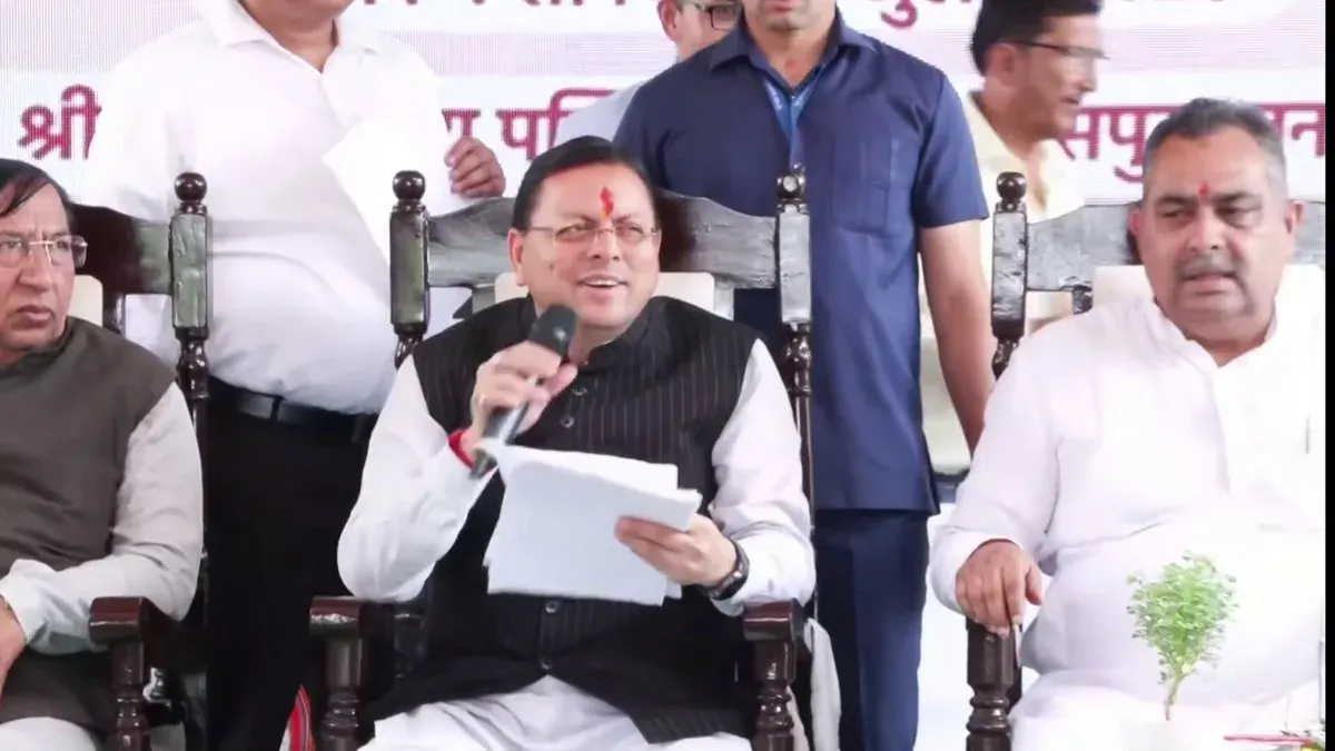 CM Dhami delivers sewing machine to Sahaspur SHG by noon