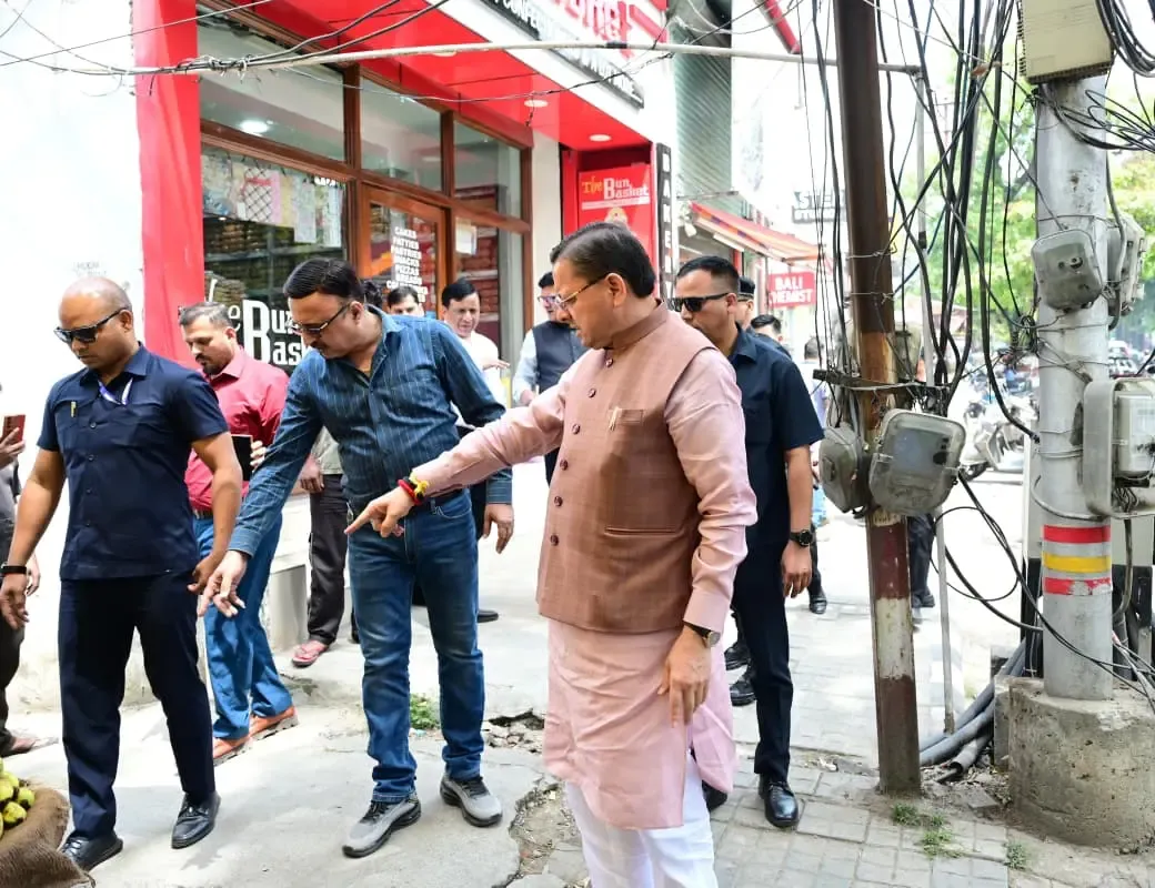 Uttarakhand CM Dhami Conducts Surprise Inspection of CM Helpline Complaint, Critiques Officials