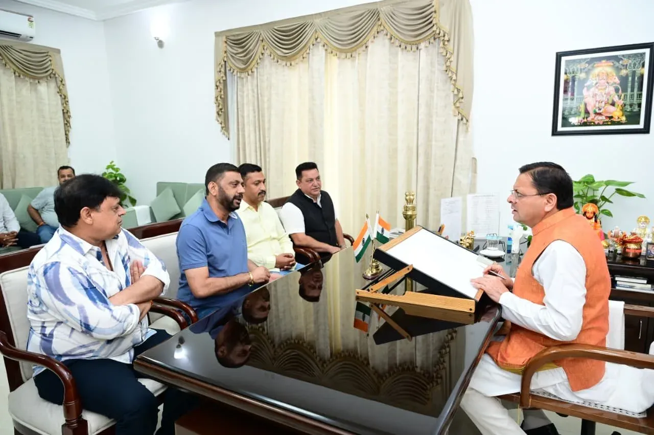 CM Dhami Meets Kashipur Mayor Deepak Bali at CM Residence