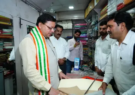 देहरादून: सीएम धामी ने खादी ग्रामोद्योग भवन से की खरीदारी, स्वदेशी अभियान को दिया बढ़ावा