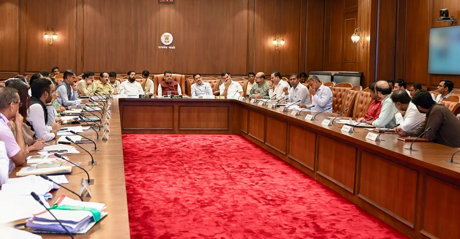CM Fadnavis Chairs High-Level Meet on Banana Growers