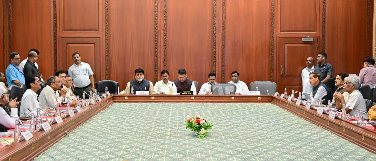 CM Fadnavis Chairs Rajya Marathi Vikas Sanstha Meet
