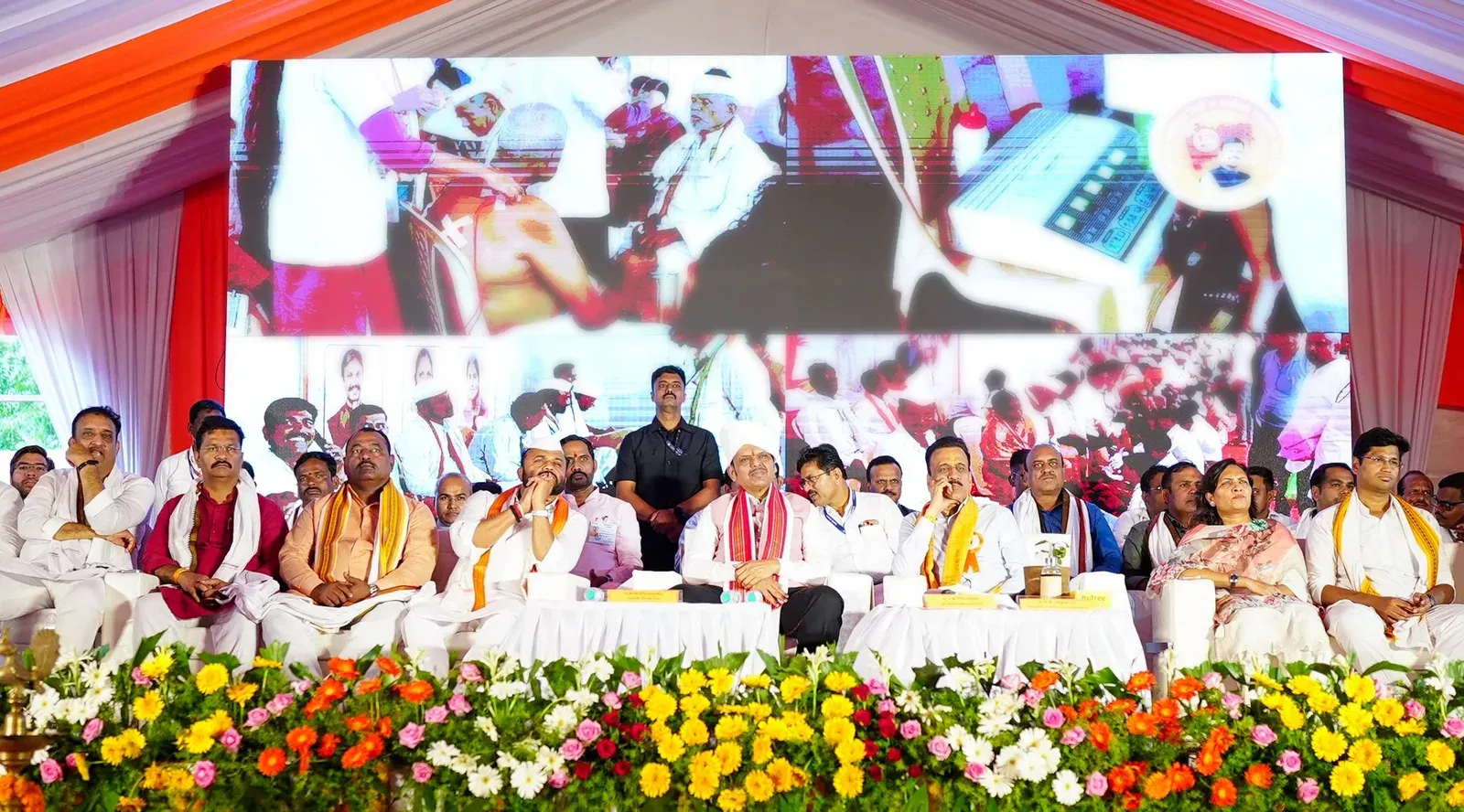 CM Fadnavis closes Nirmal Wari, Charanaseva drives at Pandharpur