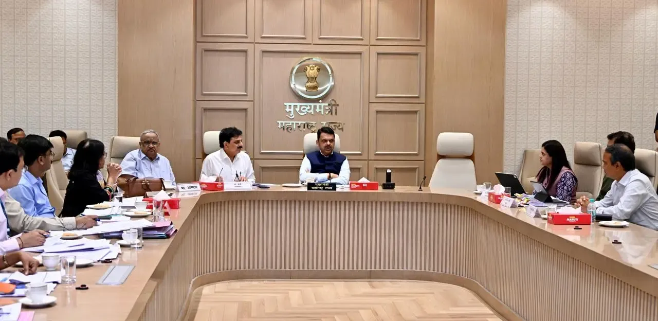 What Steps is CM Fadnavis Taking to Promote Solar Power in the Textiles Sector?