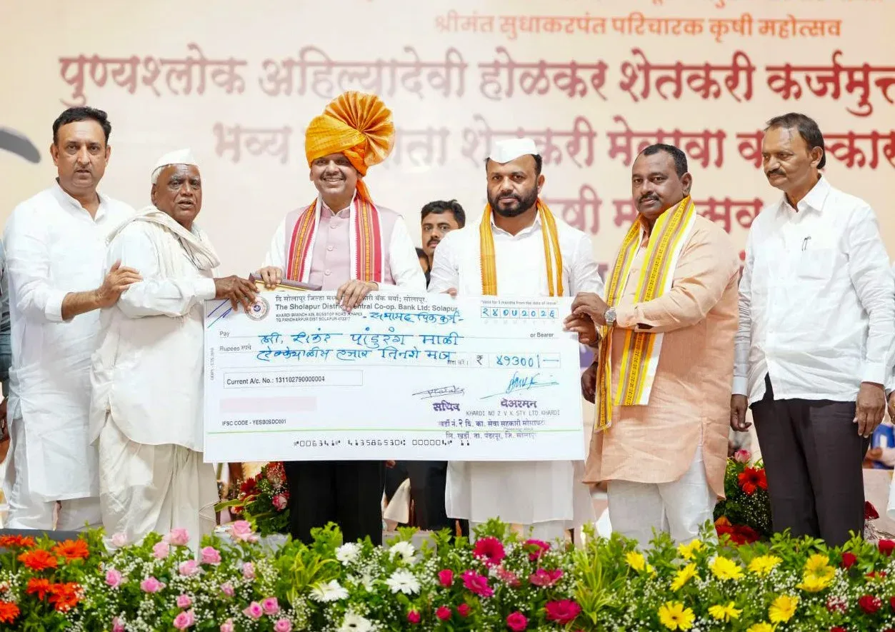 CM Fadnavis Distributes Debt Relief Certificates to Farmers in Pandharpur