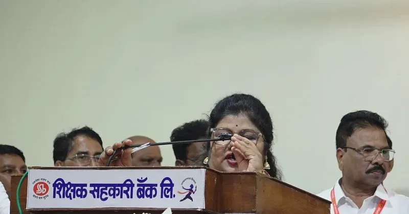 CM Fadnavis, Gadkari honour Charmakar merit scholars in Nagpur