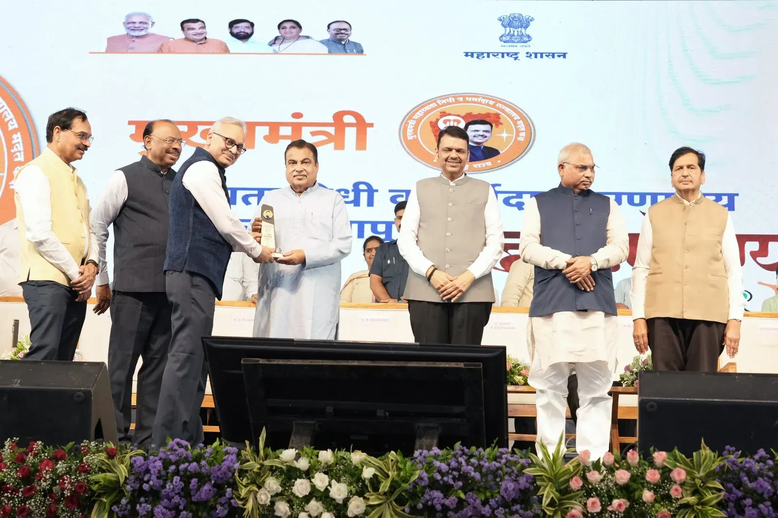 CM Fadnavis, Gadkari honour doctors at MahaArogya camp, Nagpur