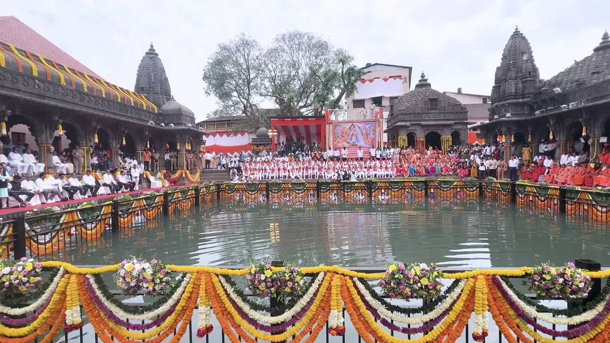 CM Fadnavis Hoists Dharmdhwaj, Launches Nashik Kumbh 2027