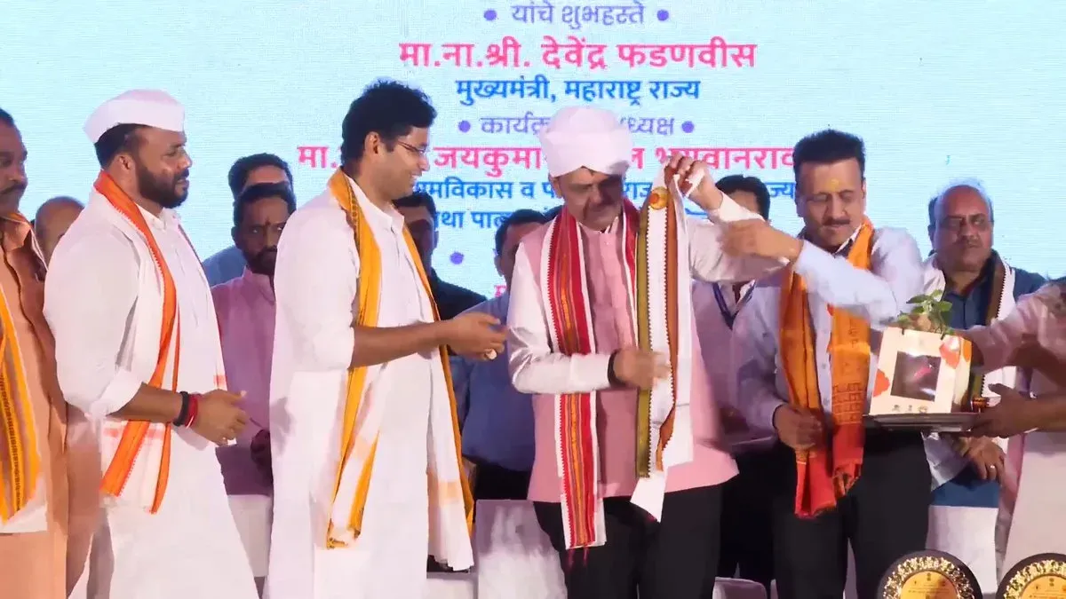 CM Fadnavis Honours Nirmal Wari, Charan Seva Contributors at Pandharpur