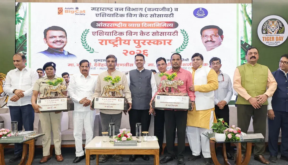 CM Fadnavis Honours Wildlife Heroes on Tiger Day in Nagpur