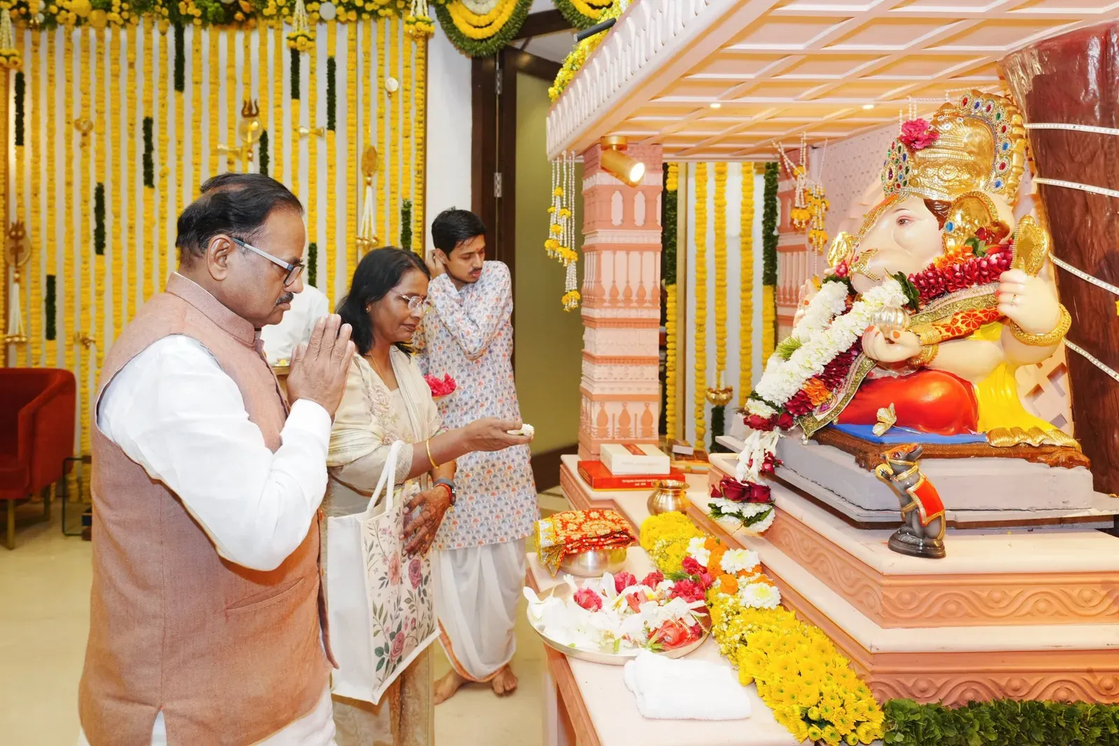 CM Fadnavis Hosts MP Anil Bonde for Ganesh Darshan in Mumbai