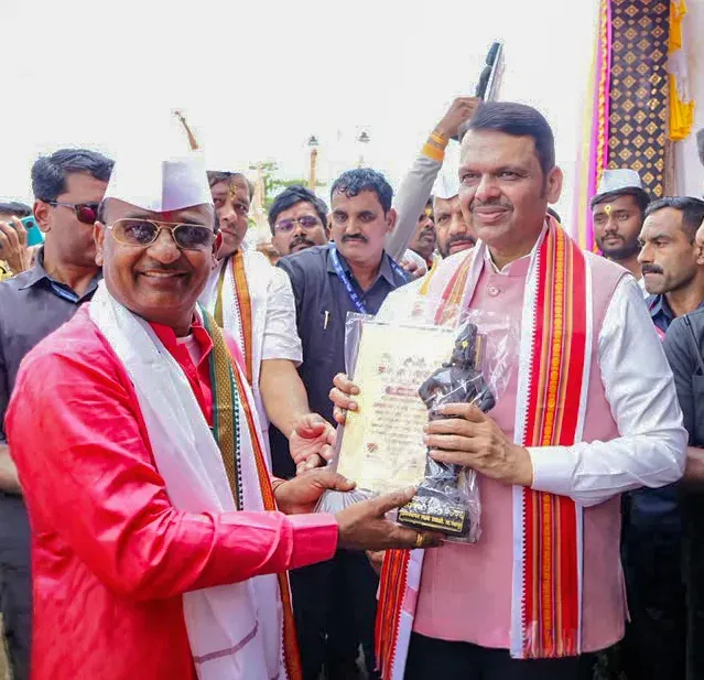 CM Fadnavis Inaugurates Free Barber, Hirakani Services for Warkaris at Pandharpur