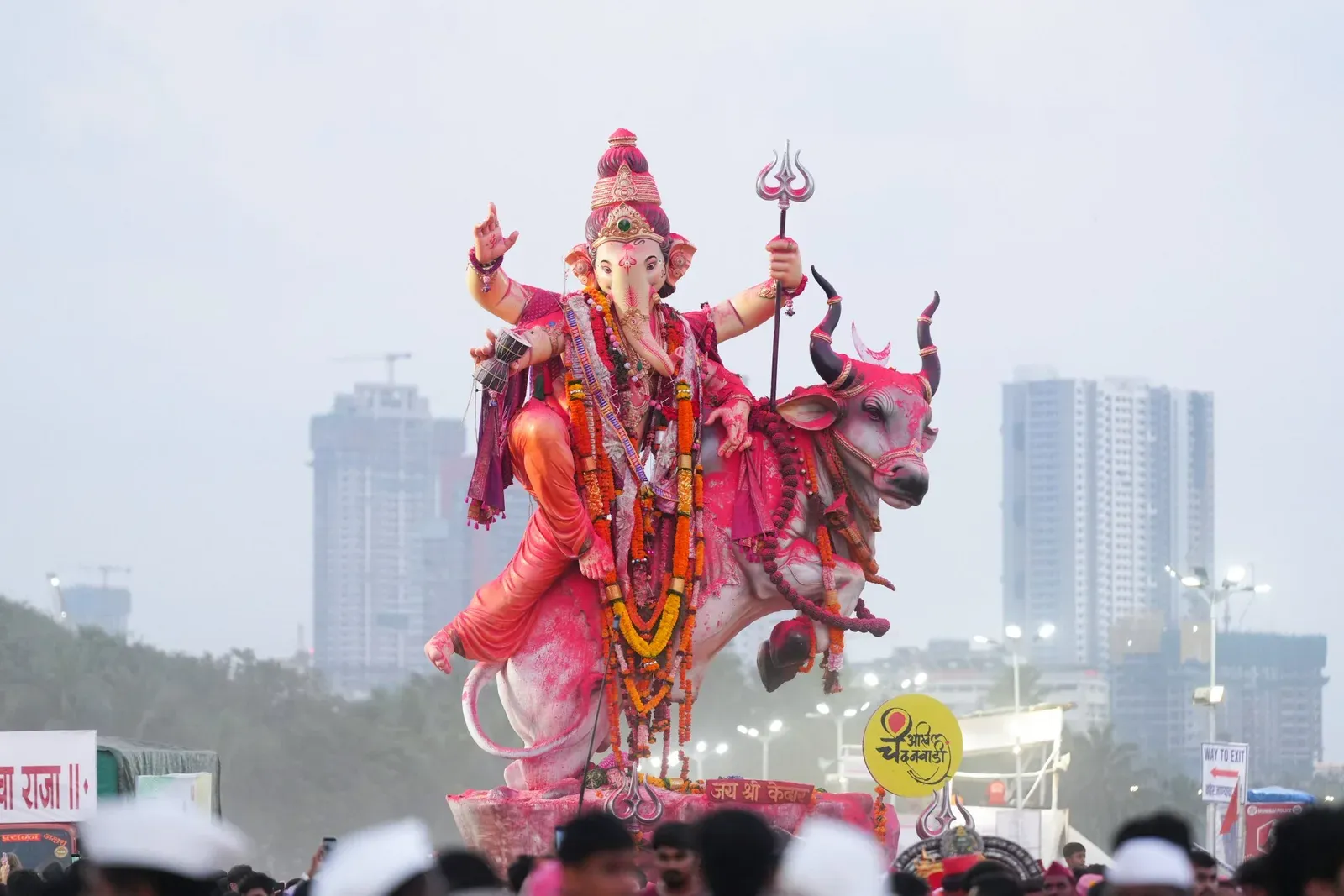 CM Fadnavis Joins Mumbai's Ganesh Visarjan Celebrations