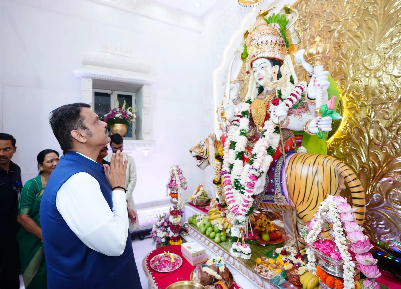CM Fadnavis joins Navratri Dandiya celebrations in Thane