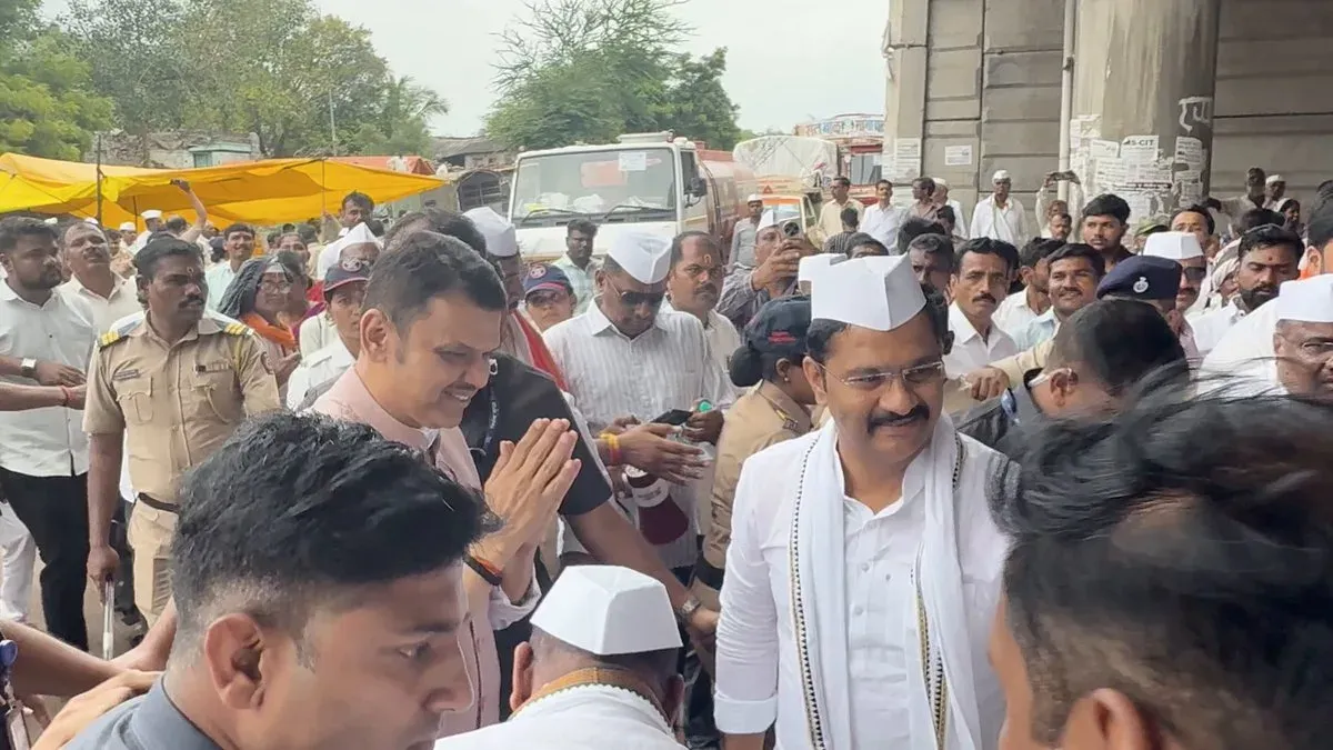 CM Fadnavis Joins Pandharpur Wari, Hails Bhakti Tradition